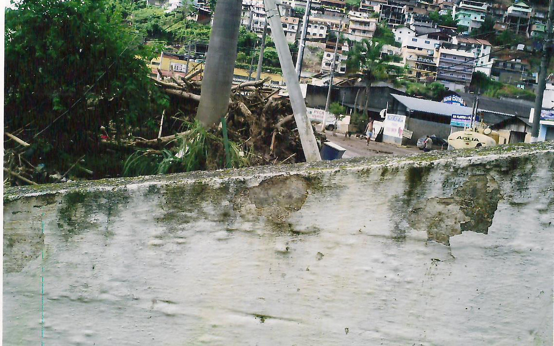 Piscinas de clube desativado em Nova Friburgo, RJ, acumulam água parada, Região Serrana