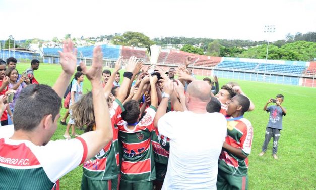 <h1>É campeão </h1> <h>Nova Friburgo vence nos pênaltis e conquista Campeonato Municipal Sub 13</h>