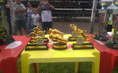 Nova Friburgo conquista premiações na Copa Duas Barras Técnico Thiago Martins e o goleiro João Pedro receberam os troféus