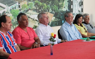 Domingo de lembranças e alegrias Após as homenagens hino do Nova Friburgo F.C é cantado pelo compositor Valcir Ferreira
