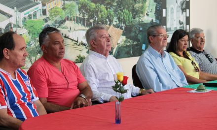 <h1>Domingo de lembranças e alegrias </h1> <h>Após as homenagens hino do Nova Friburgo F.C é cantado pelo compositor Valcir Ferreira</h>