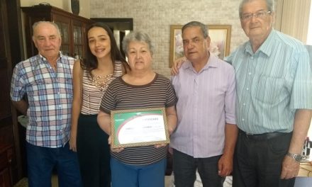 <h1>Adormeceu o atleta… perpetuaram-se as histórias </h1> <h>Diretoria entrega certificado de serviços prestados a família do Chiminga</h>