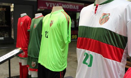 <h1>Diretoria anuncia comercialização dos novos uniformes </h1> <h>Cinquenta camisas foram feitas pela empresa Prodesporte, e serão disponibilizadas no CT em Conselheiro Paulino</h>