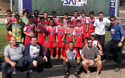 É CAMPEÃO! Nova Friburgo conquista torneio na categoria Sub 10  Competição foi disputada antes da final da Copa Saf 2019, no Estádio Marcio Branco, no Stucky