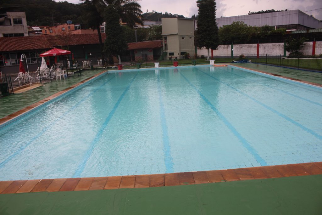 Piscinas de clube desativado em Nova Friburgo, RJ, acumulam água parada, Região Serrana