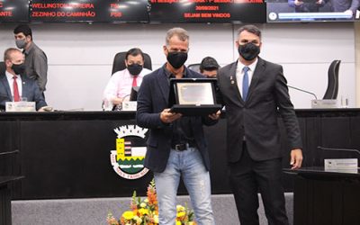 Alexandre Fajardo recebe o título de Cidadão Friburguense  Indicação foi proposta pelo verador Cláudio Leandro (PL) e entregue nesta quinta (30 de setembro)