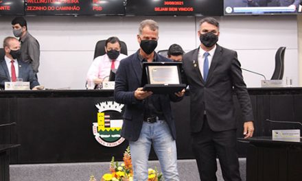 <h1>Alexandre Fajardo recebe o título de Cidadão Friburguense </h1> <h>Indicação foi proposta pelo verador Cláudio Leandro (PL) e entregue nesta quinta (30 de setembro)</h>