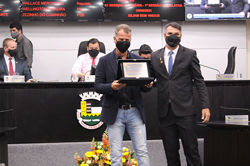 <h1>Alexandre Fajardo recebe o título de Cidadão Friburguense </h1> <h>Indicação foi proposta pelo verador Cláudio Leandro (PL) e entregue nesta quinta (30 de setembro)</h>