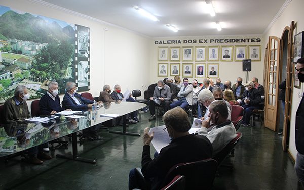 <h1>Previsão orçamentária para 2022 é aprovada pelo Conselho Deliberativo </h1> <h>Diretoria presta homenagens a abnegados e personalidades do esporte</h>