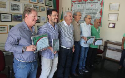 Diretoria realiza homenagens e recebe doação espontânea de faixa de campeão do Esperança F.C  As condecorações fizeram parte do início dos festejos de 44 anos de fundação do Nova Friburgo Futebol Clube