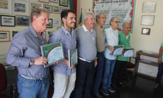 <h1>Diretoria realiza homenagens e recebe doação espontânea de faixa de campeão do Esperança F.C </h1> <h>As condecorações fizeram parte do início dos festejos de 44 anos de fundação do Nova Friburgo Futebol Clube</h>